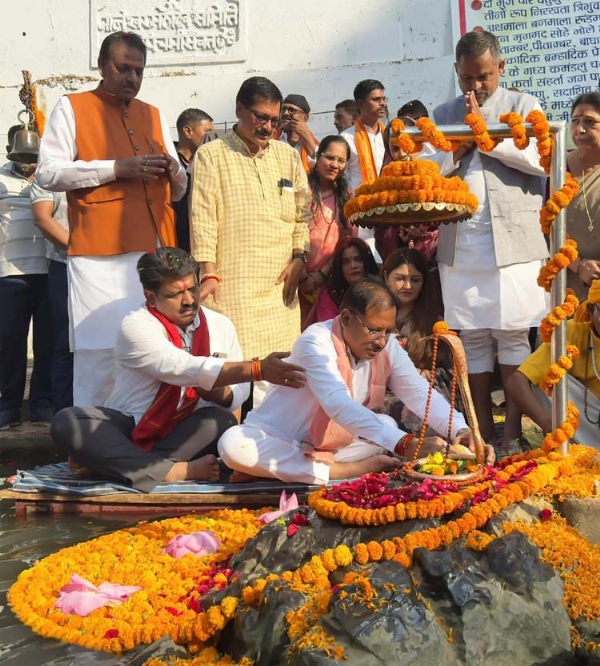 मुख्यमंत्री साय जलेश्वर महादेव धाम में पूजा-अर्चना कर जलाभिषेक करते हुए