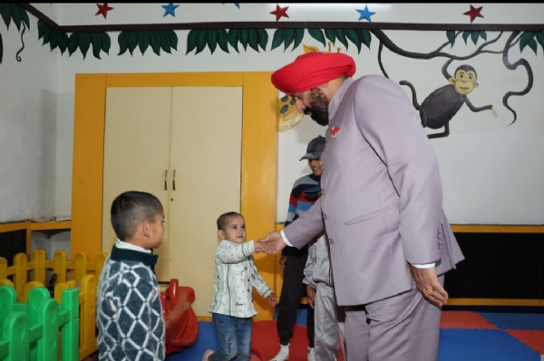 राजयपाल बच्चों से  संवाद करते हुए।