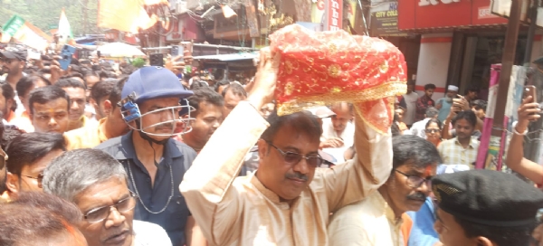 पूजा करने जाते कृष्णेंदु मुखर्जी