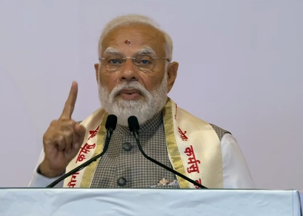 प्रधानमंत्री नरेंद्र मोदी रविवार को आर्ट ऑफ़ लिविंग संस्था के कार्यक्रम को संबोधित करते हुए