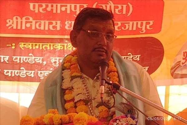 परमानपुर गांव में भागवत कथा सुनाते कथा व्यास विष्णुधर।