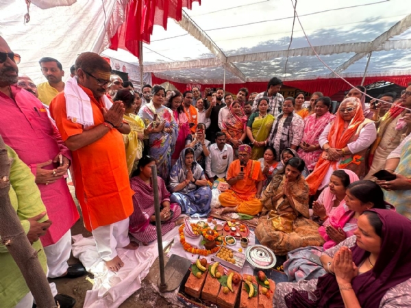मल्टी सुपर स्पेशियलिटी चिकित्सालय के लिए भूमिपूजन करते विधायक नीलकंठ तिवारी