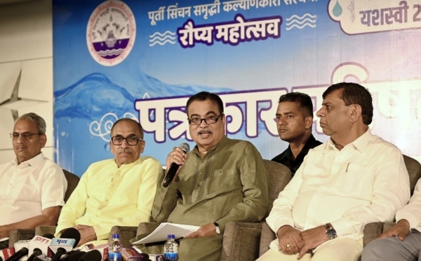 नागपुर में शनिवार को ‘जलसंवाद’ और ‘जलक्रांति’ सम्मेलनों की जानकारी देते केंद्रीय मंत्री नितिन गडकरी।