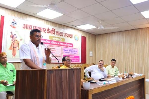 सम्बोधित करते संघ क्षेत्र प्रचार प्रमुख