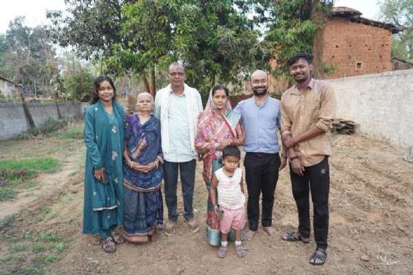 अजय गुप्ता परिवार के साथ