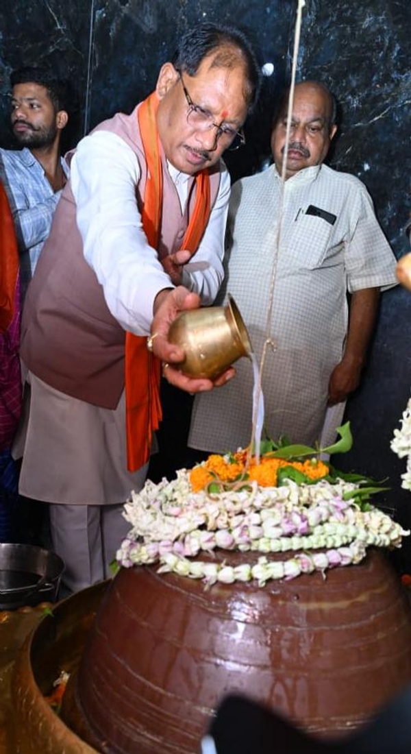 मुख्यमंत्री साय  हाटकेश्वर महादेव मंदिर में पूजा-अर्चना करते हुए
