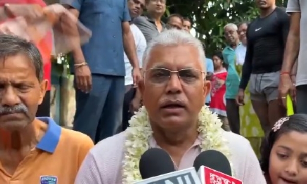 समर्थकों के बीच पहुंचे दिलीप घोष मीडिया से बातचीत करते हुए