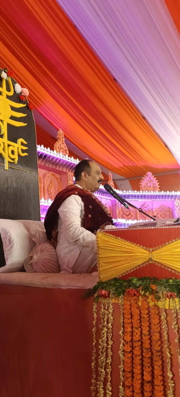 पंडित प्रदीप मिश्रा कथा सुनाते हुए