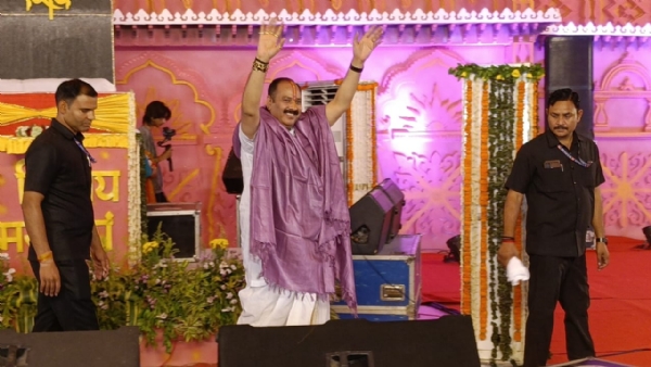 पंडित प्रदीप मिश्रा कथा सुनाते हुए