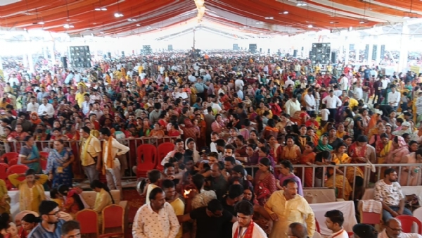 कथा सुनते हुए लोगों की भीड़
