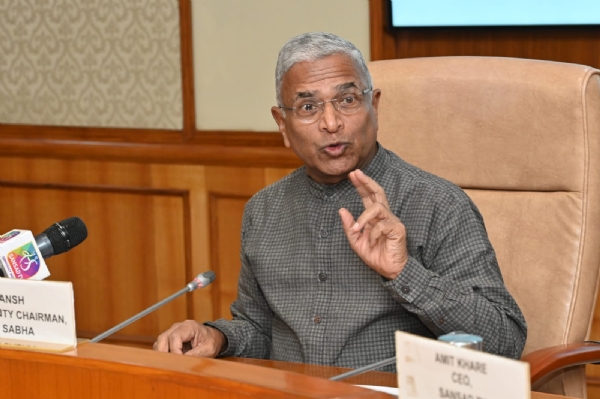 राज्यसभा के उपसभापति हरिवंश सोमवार को संसद भवन परिसर में राज्यसभा टीवी इंटर्नशिप कार्यक्रम को संबोधित करते हुए