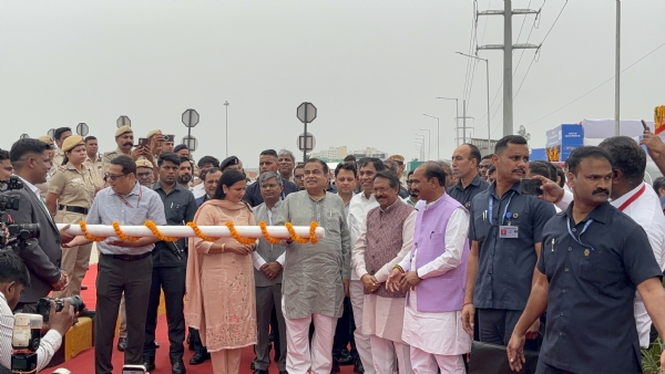 नई दिल्ली में यूईआर-II स्थित मुंडका-बक्करवाला टोल प्लाजा पर मल्टी-लेन फ्री फ्लो (एमएलएफएफ) बैरियर-लेस टोलिंग प्रणाली का उद्घाटन करते केंद्रीय मंत्री नितिन गडकरी। साथ में केंद्रीय राज्य मंत्री हर्ष मल्होत्रा, अजय टम्टा, सांसद कमलजीत सहरावत, योगेंद्र चंदौलिया और एनएचएआई अध्यक्ष संतोष कुमार यादव।