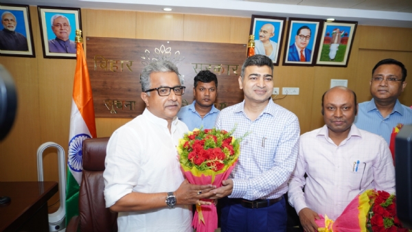 मंत्री नीतीश मिश्रा ने संभाला सूचना प्रावैधिकी विभाग का कार्यभार