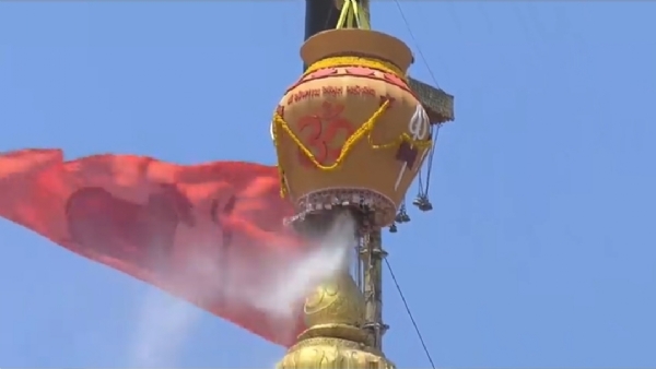 मंदिर शिखर पर कुंभाभिषेक और ध्वजारोहण