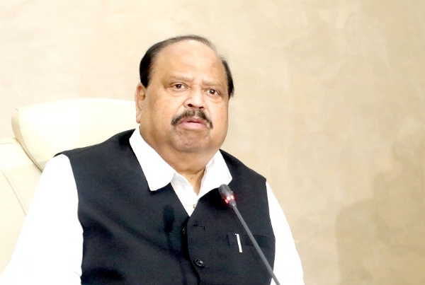 मंत्रि-परिषद की बैठक की जानकारी देते हुए मंत्री काश्यप