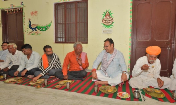 ग्रामीणों के साथ भोजन