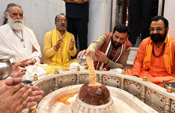 हरियाणा के मुख्यमंत्री  अरुणाय स्थित श्री संगमेश्वर महादेव मंदिर में पूजा अर्चना करते हुए