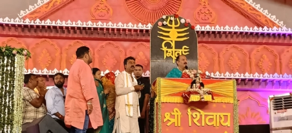 पंडित प्रदीप मिश्रा कथा सुनाते हुए