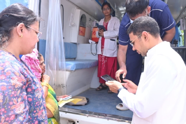 कलेक्टर कुलदीप शर्मा मोहतररा शिविर के पास ही लगाए गए एमएमयू कैम्प का जायजा लेेते हुए