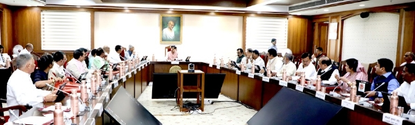 मुख्यमंत्री डॉ. मोहन यादव ने मंत्रि-परिषद की बैठक के पहले मंत्रियों से की महत्वपूर्ण विषयों पर चर्चा