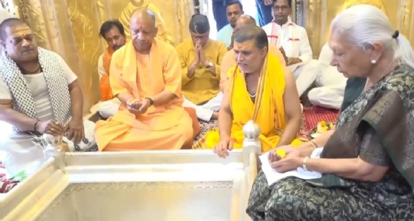 काशी विश्वनाथ मंदिर में दर्शन् पूजन करती राज्यपाल व मुख्यमंत्री योगी