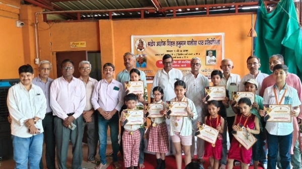 विजयी छात्रों के साथ निर्णायक मंडल