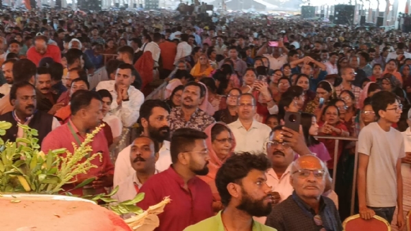 कथा सुनते हुए लोगों की भीड़