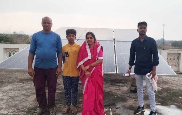 राहूद के जयलाल वर्मा अपने परिवार के साथ