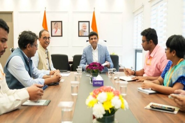 संचार राज्य मंत्री डॉ. चंद्रशेखर पेम्मासानी ने एपीटी 2.0 प्लेटफॉर्म की समीक्षा करते हुए इंडिया पोस्ट को आधुनिक लॉजिस्टिक्स हब बनाने की दिशा में उठाए गए कदमों पर प्रकाश डाला।