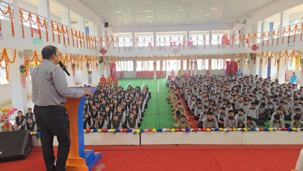 संबोधित करते अतिथि