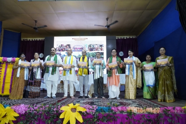 त्रिपुरा की राजधानी अगरतला में विद्या भारती पूर्वोत्तर क्षेत्र की वार्षिक साधारण सभा में स्मारिका विमोचन का दृश्य