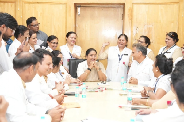अंतरराष्ट्रीय नर्स दिवस की पूर्व संध्या पर सोमवार को लोकनायक जयप्रकाश अस्पताल का औचक निरीक्षण के दौरान नर्सेों से  संवाद करती  मुख्यमंत्री  रेखा गुप्ता