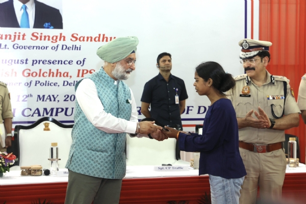 दिल्ली विश्वविद्यालय खेल परिसर में आयोजित कार्यक्रम में मंगलवार को पुलिस द्वारा बरामद मोबाइल को उनके मालिक को लौटाते दिल्ली की उपराज्यपाल तरनजीत सिंह संधू