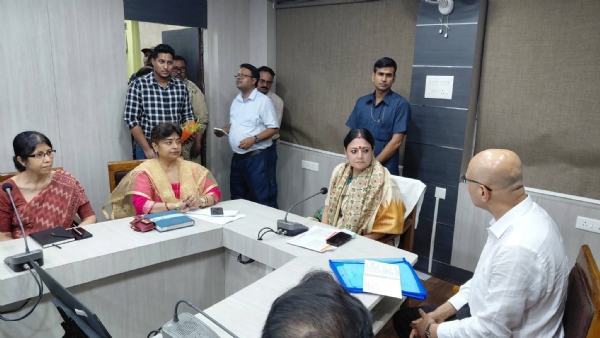 अधिकारियों के साथ बैठक करते मंत्री अग्निमित्र पाल