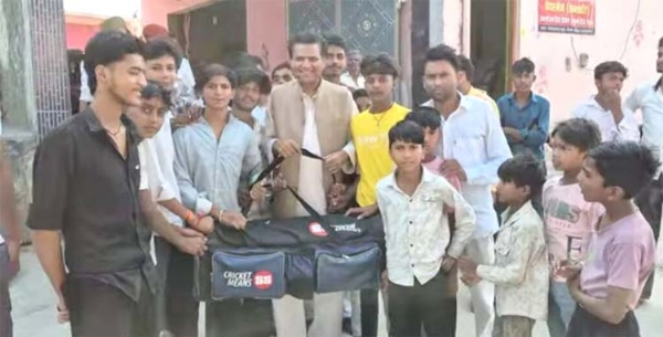 किट देते हुए संजय गुप्ता