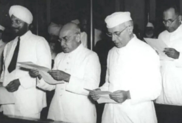 संसद के प्रथम सत्र का प्रथम दिन। पंडित जवाहर लाल नेहरू शपथ ग्रहण करते।  फोटो - फाइल