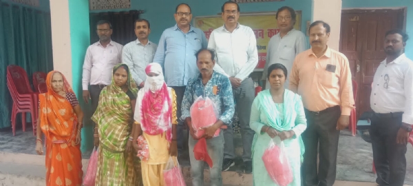 क्षय रोगियों को पौष्टिक आहार कीट प्रदान करते हुए संस्था के लोग