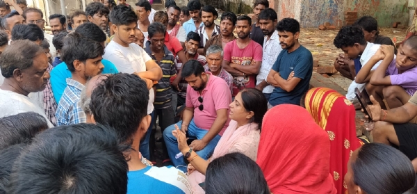 सफाईकर्मियों की समस्याएं सुनतीं भाजपा पार्षद शशि सिंह झा