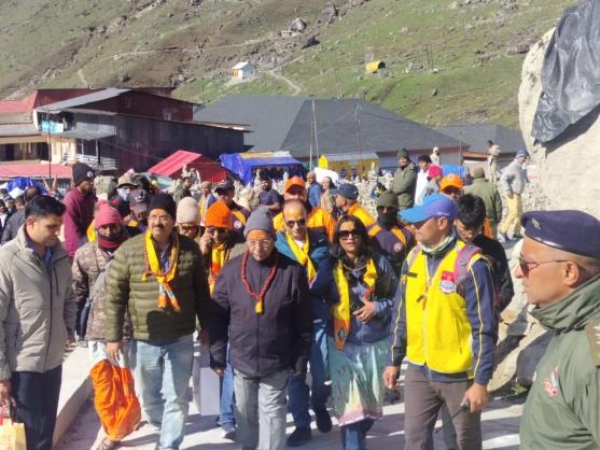 केदारनाथ दर्शन के लिए जाते नागालैंड के राज्यपाल।