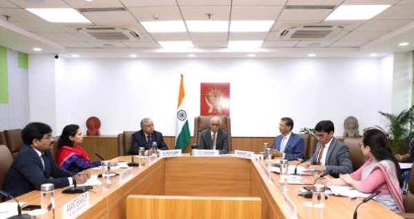 एनएचआरसी के न्यायूमूर्ति वी. रामासुब्रमणियन के साथ अन्य लोग मौजूद।
