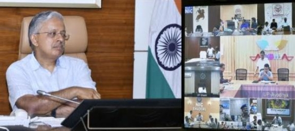 अधिकारियों को आनलाइन निर्देश देते मुख्य सचिव एसपी गोयल