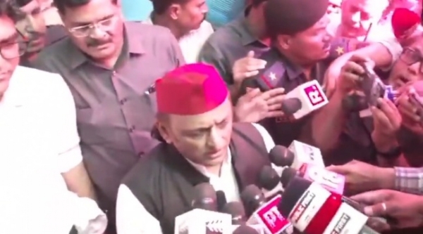 सपा अध्यक्ष अखिलेश यादव बोलते हुए