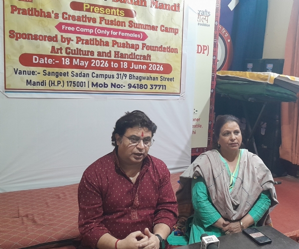पत्रकारों से बात करते हुए उमेश भारद्वाज।