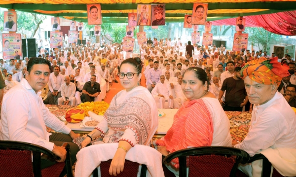 गुरुग्राम के जाटौली मंडी में मार्केट कमेटी पटौदी के चेयरमैन मनोज मोकलवास के पद ग्रहण कार्यक्रम में मंचासीन स्वास्थ्य मंत्री आरती सिंह राव व अन्य।