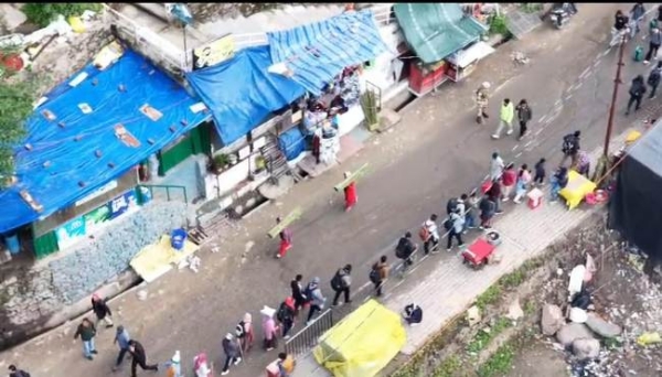 साेनप्रयाग से रवाना िकए जाते यात्री।