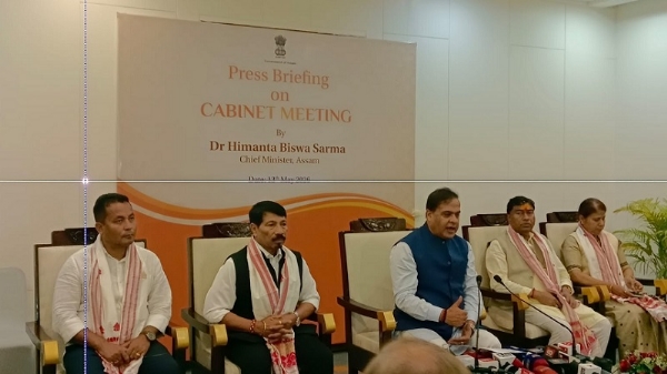 हिमंत बिस्व सरमा 2.0 सरकार की पहली कैबिनेट बैठक के बाद चारों मंत्रियों के साथ संवाददाता सम्मेलन को संबोधित करते मुख्यमंत्री डॉ. सरमा