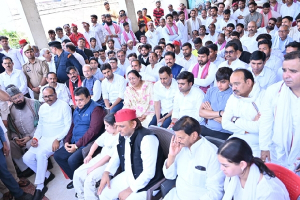 लखनऊ के भैंसाकुंड घाट पर प्रतीक यादव को अंतिम विदाई देते सपा अध्यक्ष अखिलेश यादव, उपमुख्यमंत्री ब्रजेश पाठक, शिवपाल यादव, धर्मेंद्र यादव समेत मंत्री, नेता एवं गणमान्य।