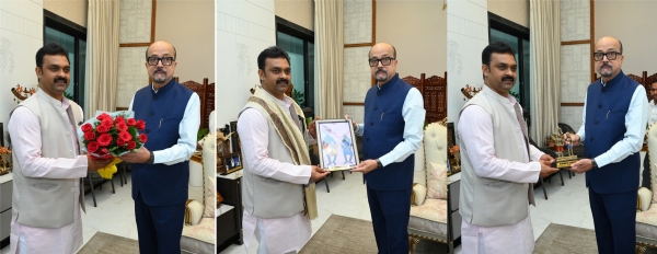 राज्यपाल  डेका केन्द्रीय मंत्री पासवान  का  शॉल एवं स्मृति चिन्ह भेंट कर स्वागत करते