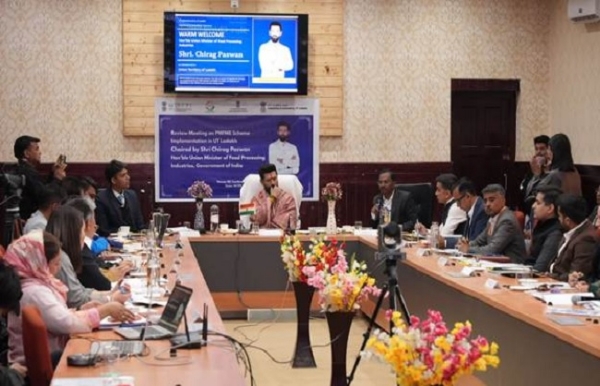 लेह में पीएमएफएमई के तहत आयोजित प्रदर्शनी का उद्घाटन करते चिराग पासवान