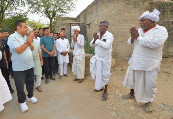 मुख्यमंत्री ने जालौर के पंसेरी में किसानों एवं पशुपालकों से किया संवाद